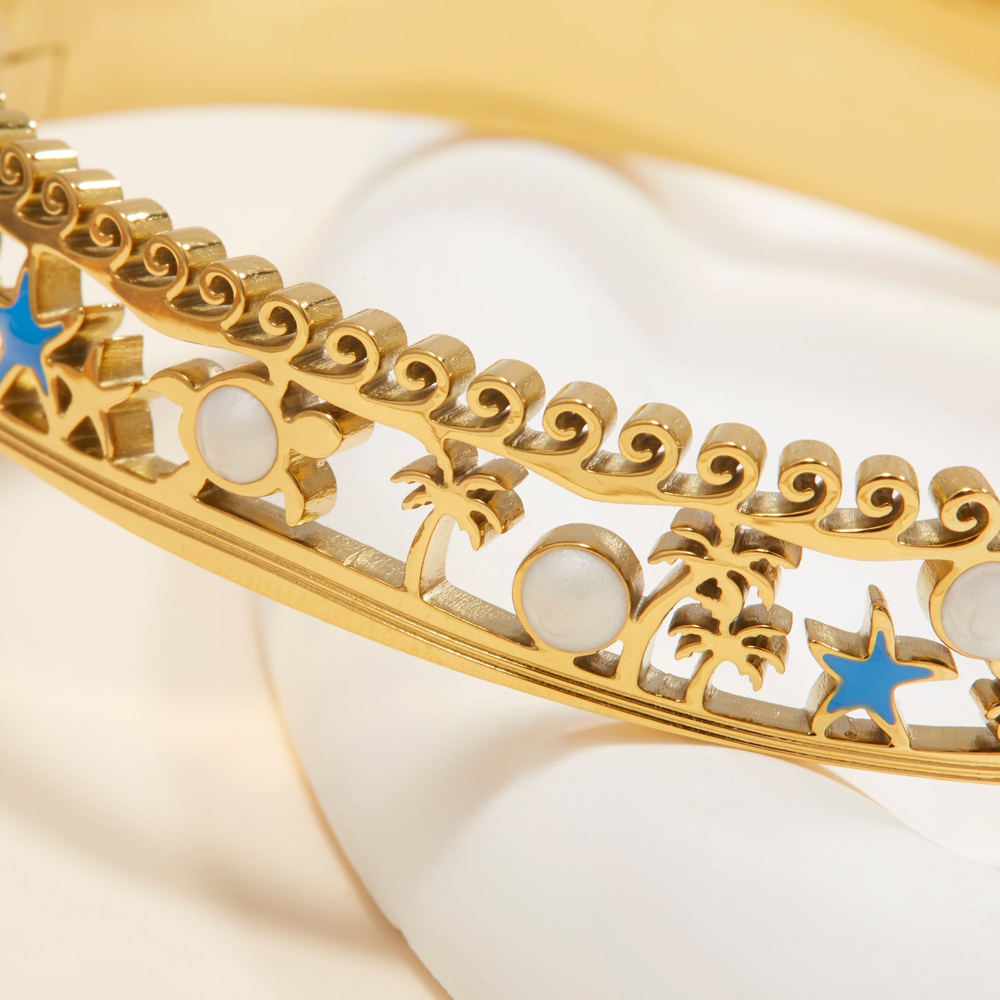 Ladies' fashionable bracelet, with hollow coconut tree and starfish decorations, in a blingbling and elegant style. It is hypoallergenic and made of stainless steel. Suitable for vacations, parties, banquets and as a gift.